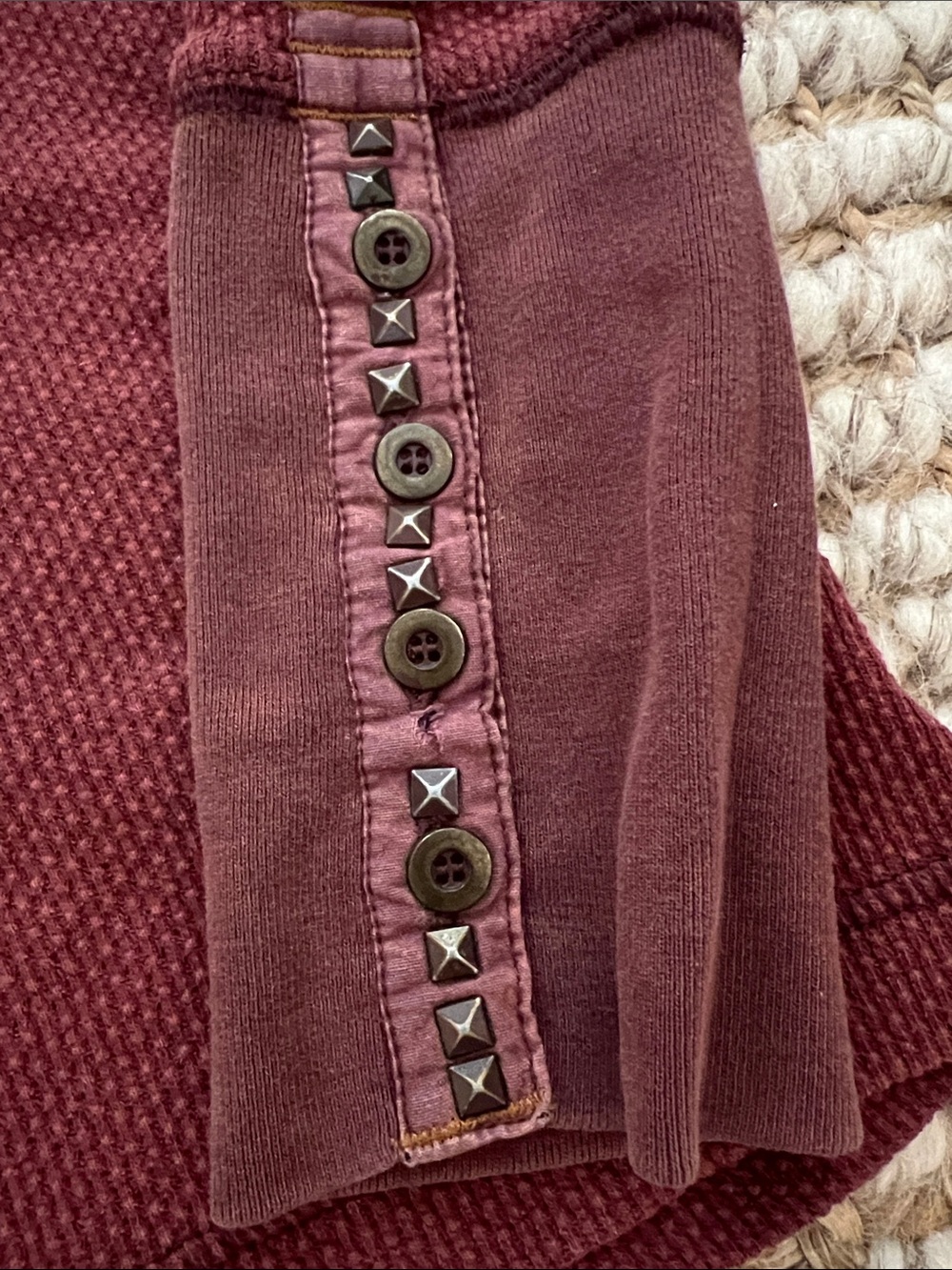 Free People Studded Button Cuff Thermal Long Sleeve Rust Medium ASO Bella Swan - Picture 4 of 6